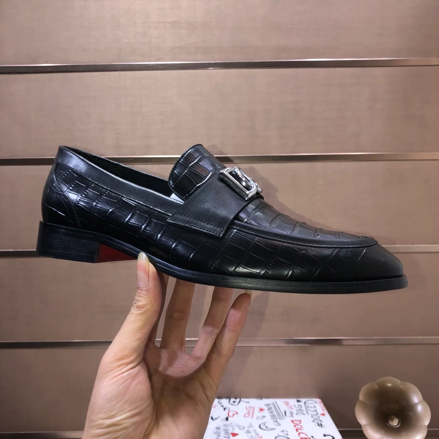 Ex-factory price 500💰DG top quality🔍🔍men's new leather shoes🚹Sold simultaneously at counters⚠Shoe uppers are imported cowhide from Italy, fully imported cowhide lining, imported accessories💪💪, completely 1⃣️ to 1⃣️replica🇮🇹 💪💪, ⚠Sole: The original sole is specially provided by the original factory, the exclusive movable molded sole is super comfortable, ⚠The original factory follows the order, 🔍🔍high quality, you can enter and exit the counter at will, welcome to compare ⚠Number of sizes: 38-44 (45 customized)